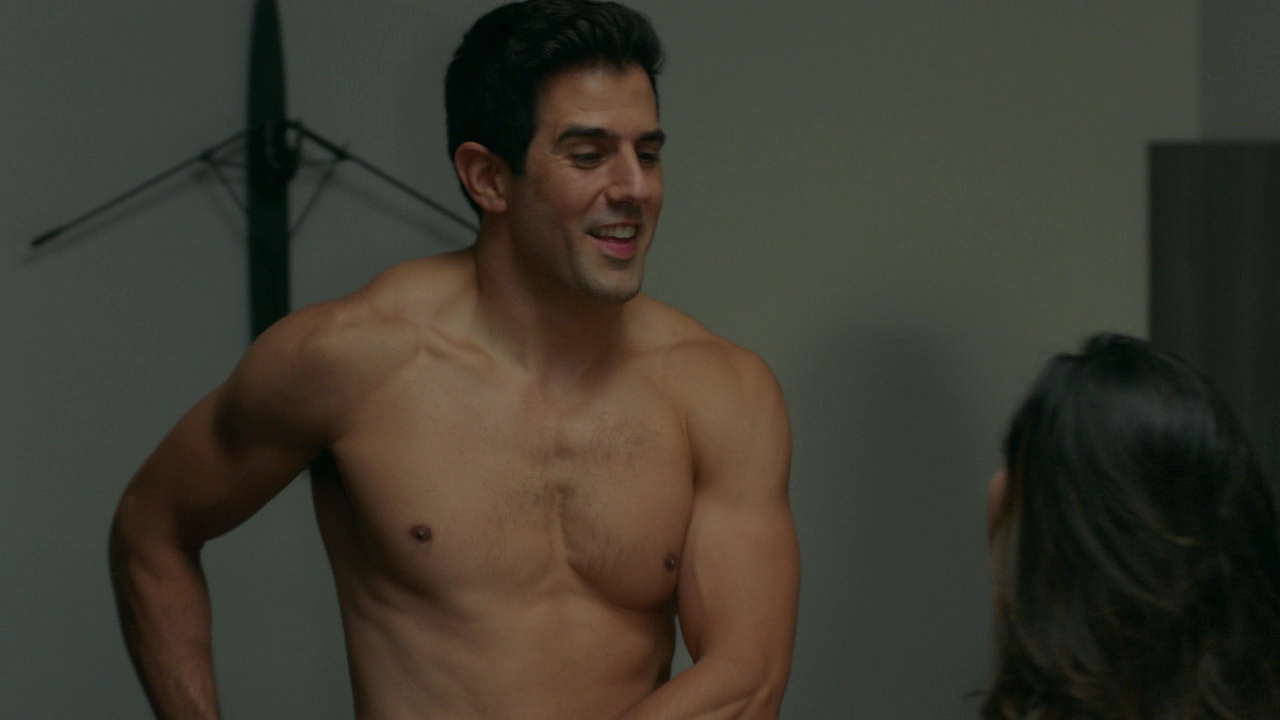 Adrian Gonzalez shirtless in Vida 3-01 "Episode #3.01" .