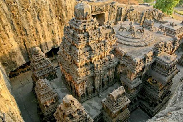 Templo Kailasa construído direto na pedra Templo