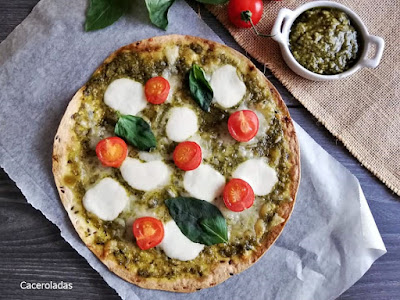 Pizza de mozzarella y pesto saludable