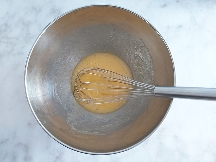 Fouettez les jaunes pour la pâte à madeleines