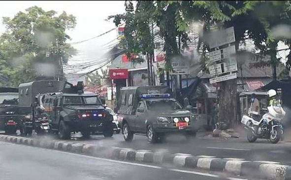 Gacerindo - Sejumlah anggota TNI berseragam lengkap mendatangi Markas DPP Front Pembela Islam (FPI)di Petamburan, Jakarta Pusat, pada Kamis (19/11/2020).