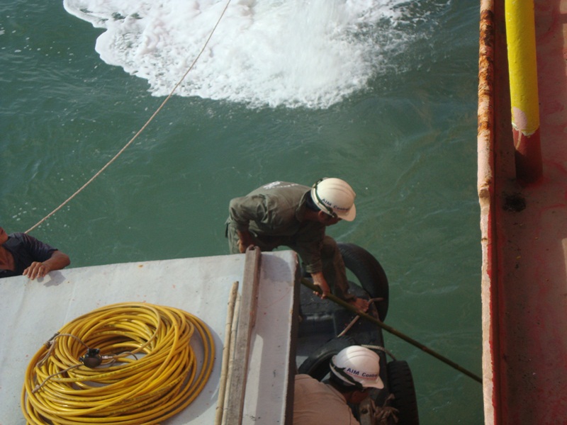 IN WATER SHIP HULL CLEANING AND PROPELLERS POLISHING IN WATER HULL