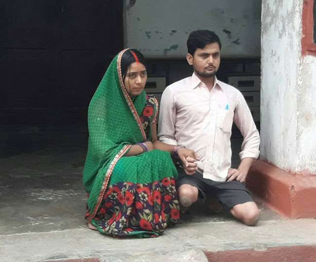 मिस्ड कॉल से हुआ प्यार, लड़की ने की पैर से दिव्यांग लड़के से शादी। 1 मिस्ड कॉल से हुआ प्यार, लड़की ने की पैर से दिव्यांग लड़के से शादी। 1