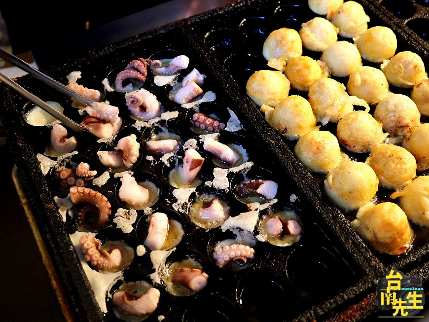 高雄章魚燒/下午才營業只賣4小時/限量供應晚來吃不到/當天採買新鮮章魚/每日隨機四種口味/隱藏版不定期推出/堅持現點現做/附贈自製小菜