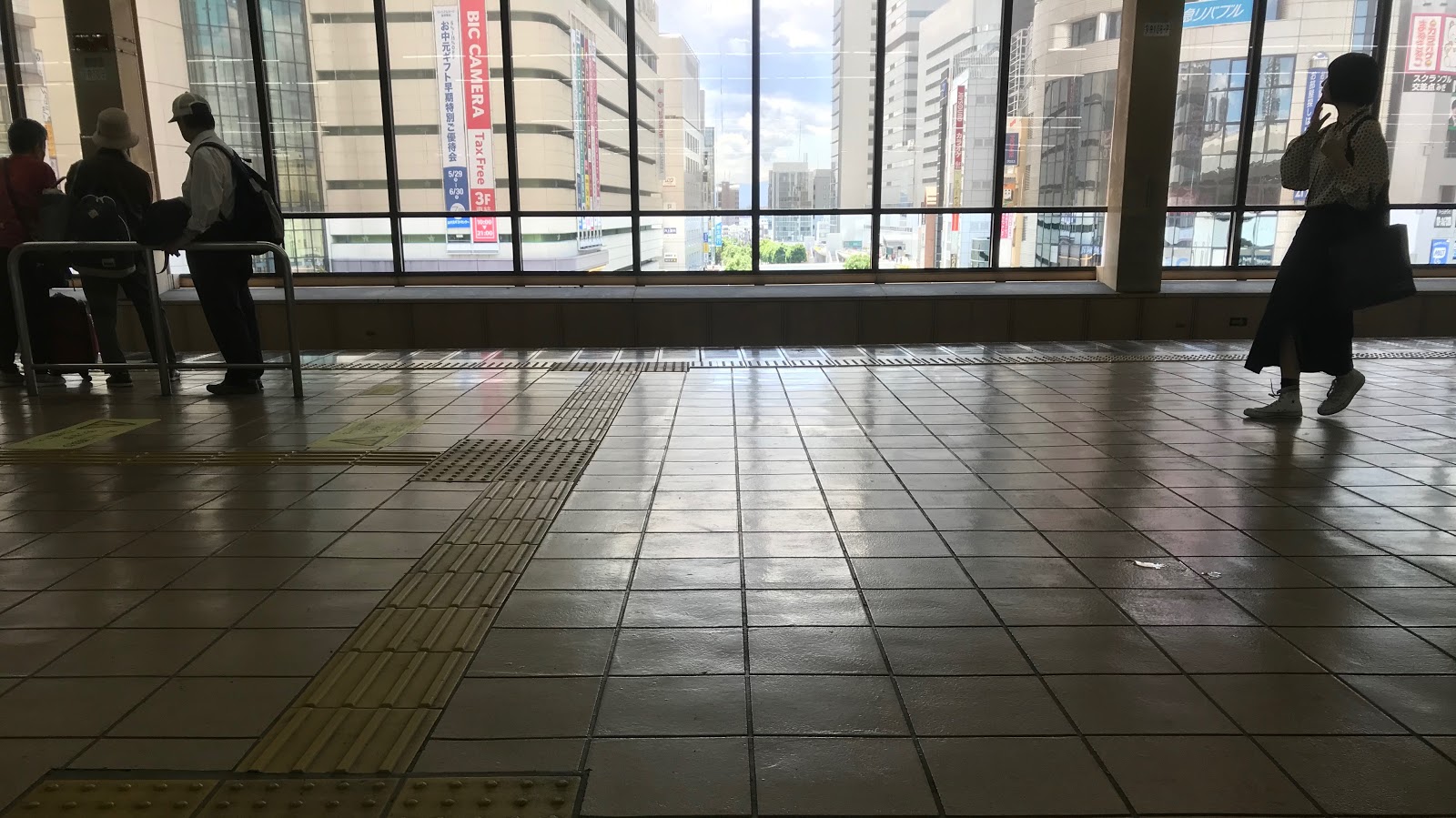 大宮駅の窓から見えた景色がイラストのよう