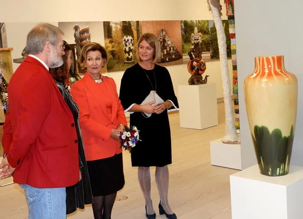 Queen Sonja of Norway attended opening of the Tommerup Ceramic Workshops exhibition in Middelfart. Style of Queen Sonja