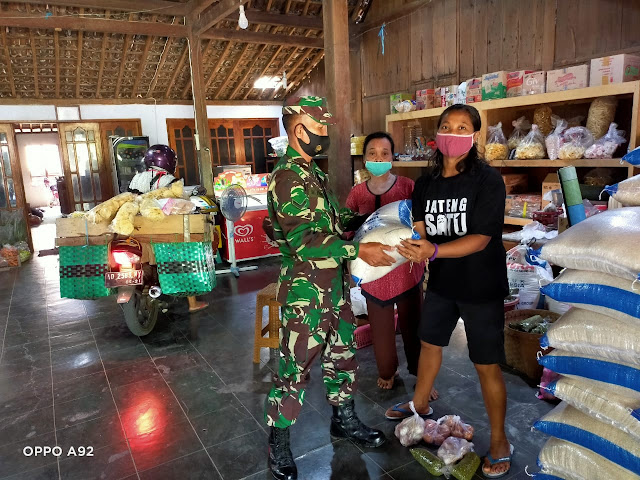 Kodim Sragen - Babinsa Serahkan Suplemen Dari Staf Ter Kodim Sragen Kepada Warga Positif Covid