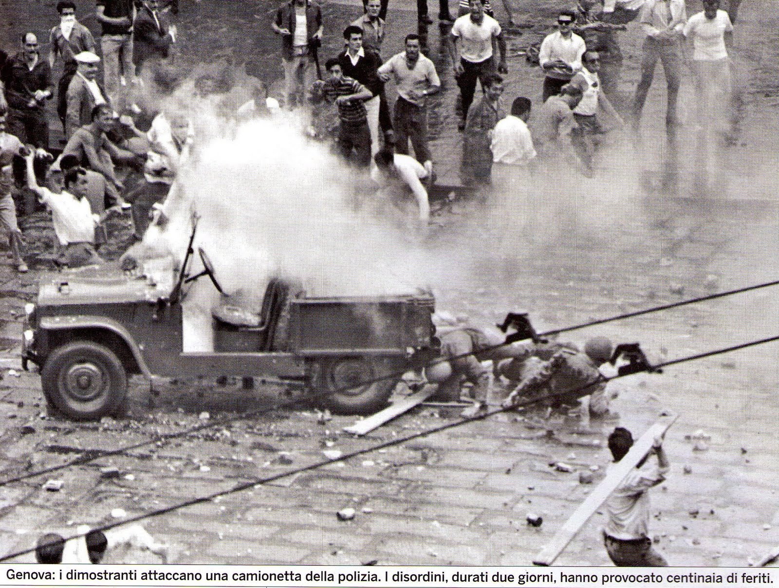 Genova 1960 La Strada Bruciata Dalle Magliette A Strisce