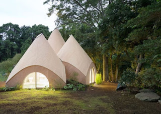 Struktur tenda-tenda ini dirancang khusus oleh seorang arsitektur berkebangsaan Jepang yang bernama Pak Issei Tokiota. Disebut JIKKA karena kompleks kecil ini terdiri dari 5 struktur runcing, yang berisi bermacam-macam fasilitas. Termasuk kolam renang berbentuk spiral dan dapur yang luas.