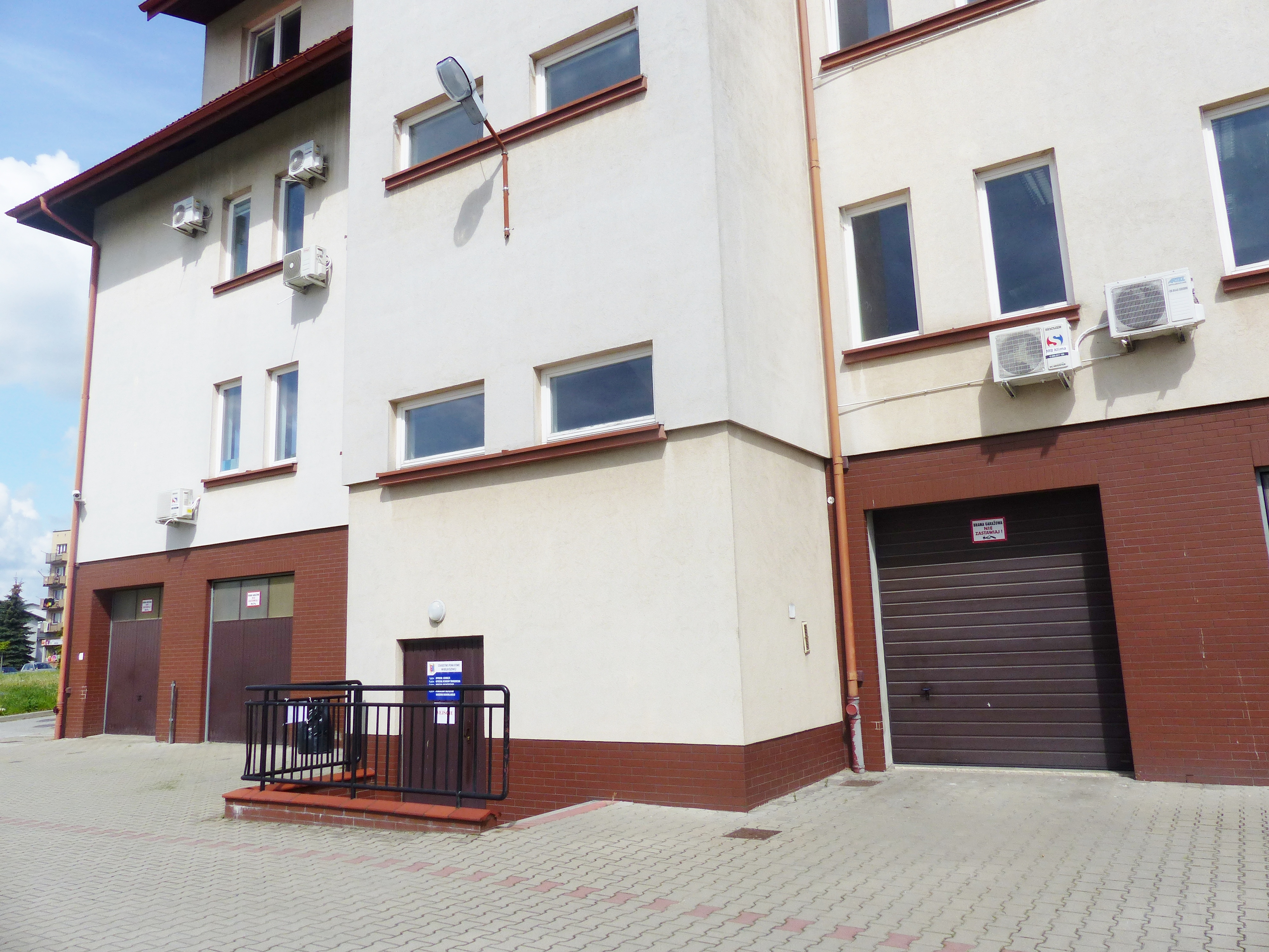 Kilka wejść do urzędu powiatowego. Jak się w tym połapać?