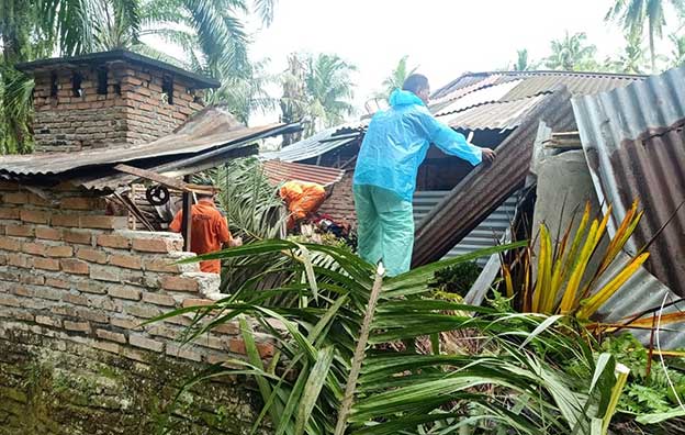 Salah satu rumah rusak akibat dihantam pohon tumbang di Manggopoh