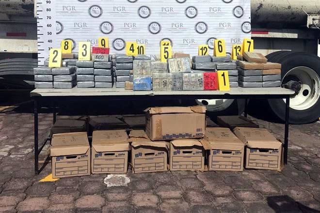 Dos sujetos fueron detenidos en Veracruz con un camión que transportaba casi 7 millones de dólares y 1 kilo de cocaina  7172284