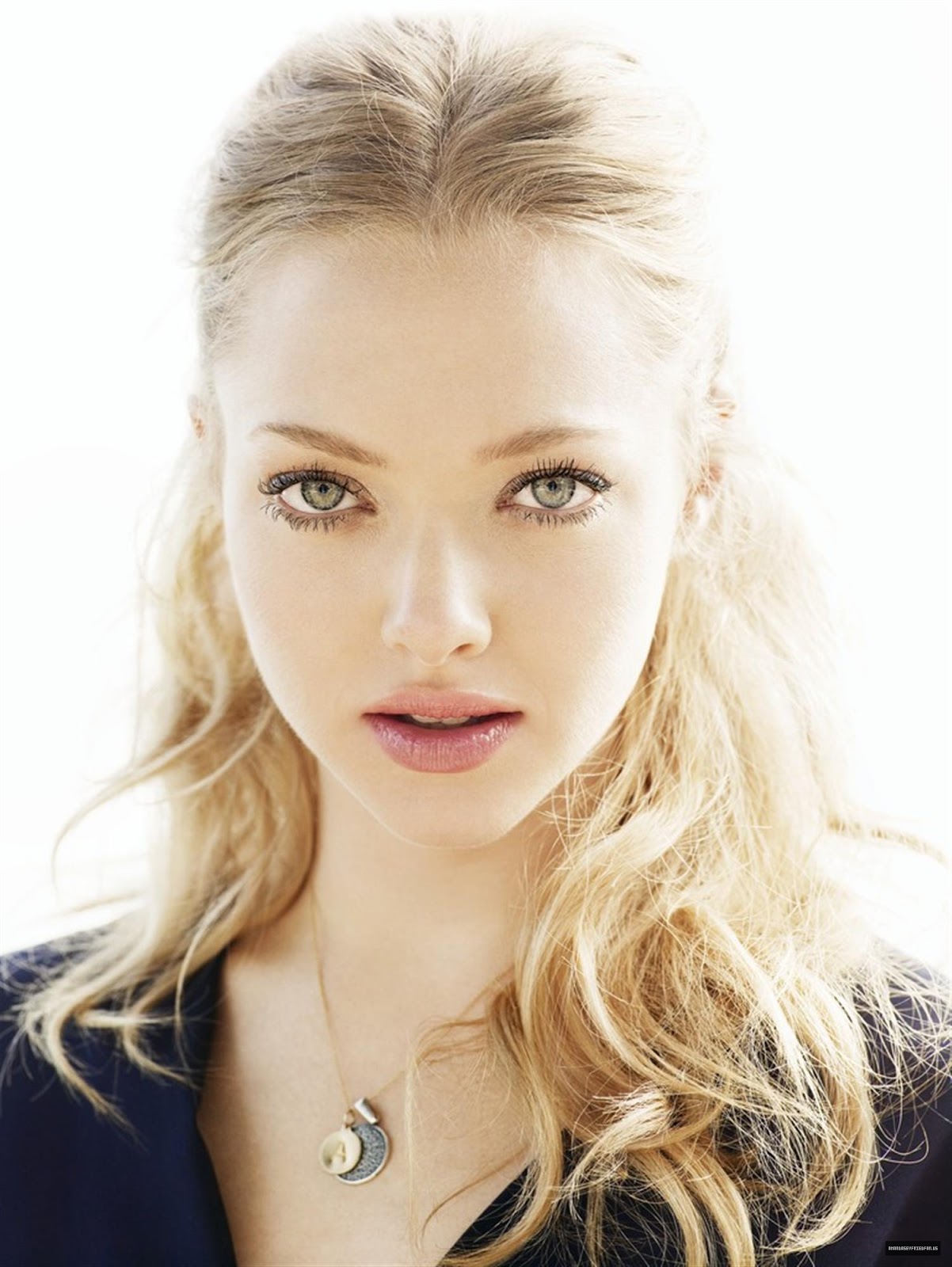 http://1.bp.blogspot.com/-X6O267PgMVc/UMXA_xOagAI/AAAAAAAAAa4/Nd1JAcypU2c/s1600/Amanda+Seyfried+portrait.jpg