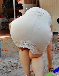 Bella mujer en vestido corto con piernas sexys Bella mujer vestido corto piernas sexys