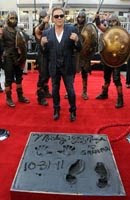 (12/11/011) Mickey Rourke inmortaliza a su perro en el Paseo de la Fama