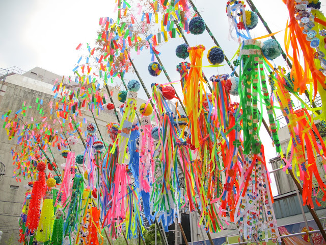 Calles adornadas en el festival de las estrellas (tanabata)