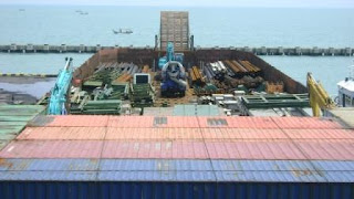 Proses pemasangan lashing di kapal