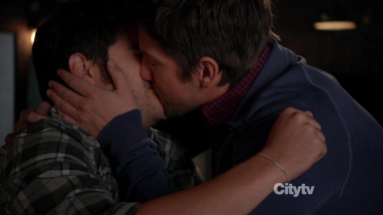 Zachary Knighton kissing Adam Pally in Happy Endings 1-04 "Mein Coming...