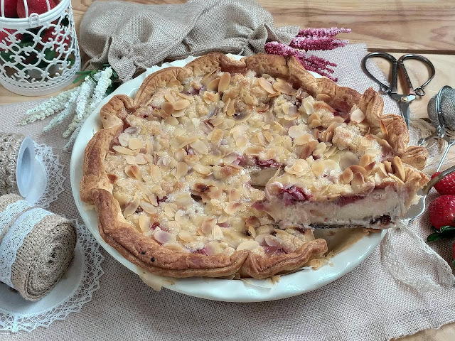 Receta de tarta de queso mascarpone con fresas y crumble de almendras. Tarta sbriciolata. Cheesecake. Postres para el día de la madre. Hojaldre Lidl Horno Cuca