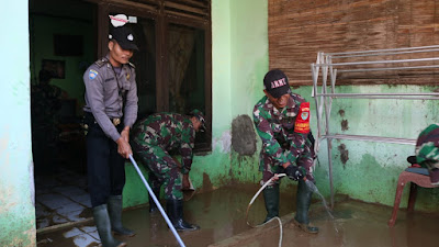 Aparat Gabungan Bantu Warga Bersih-Bersih Paska Banjir 