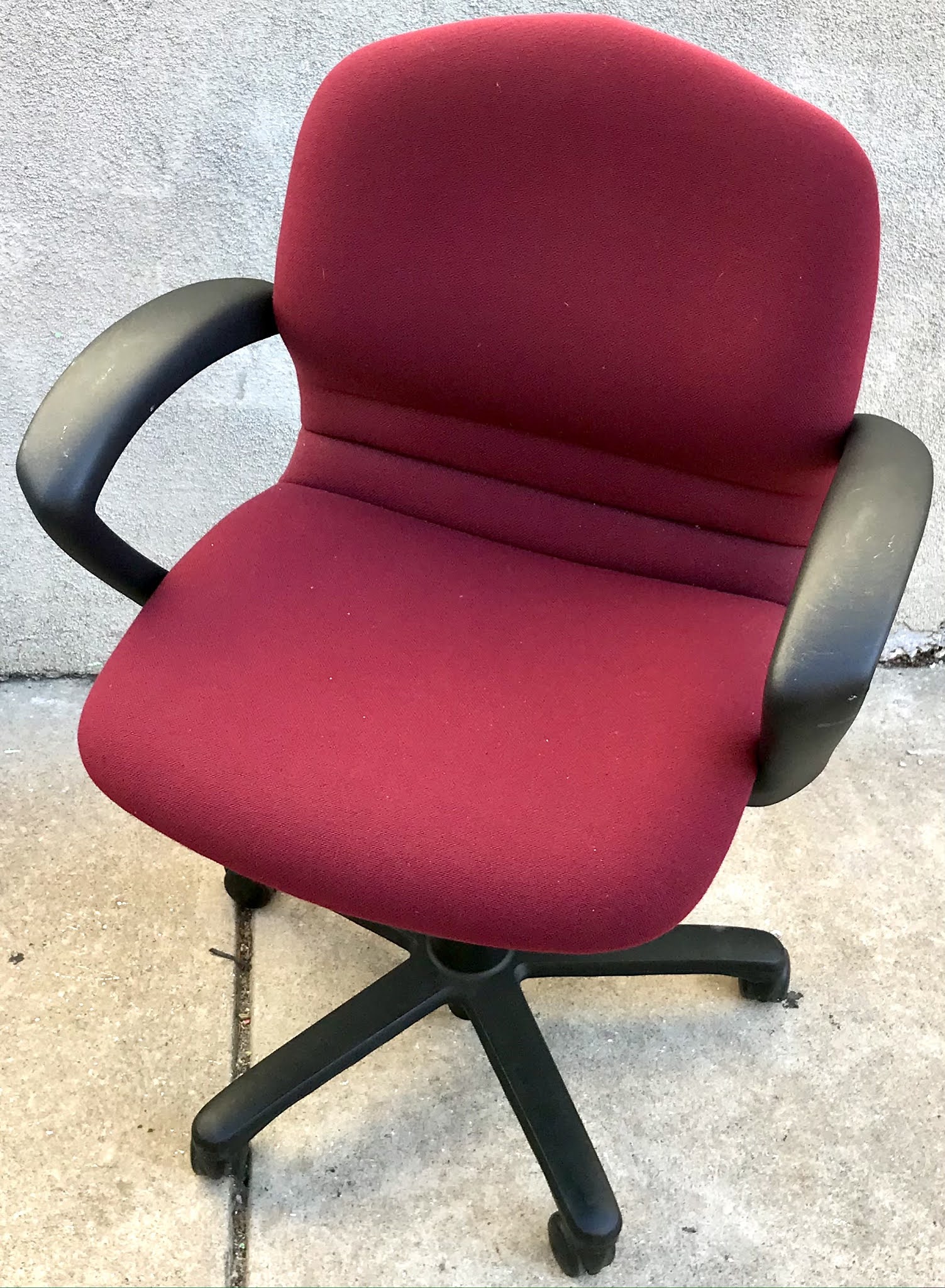 Uhuru Furniture & Collectibles 478604 Red Office Chair with Arms