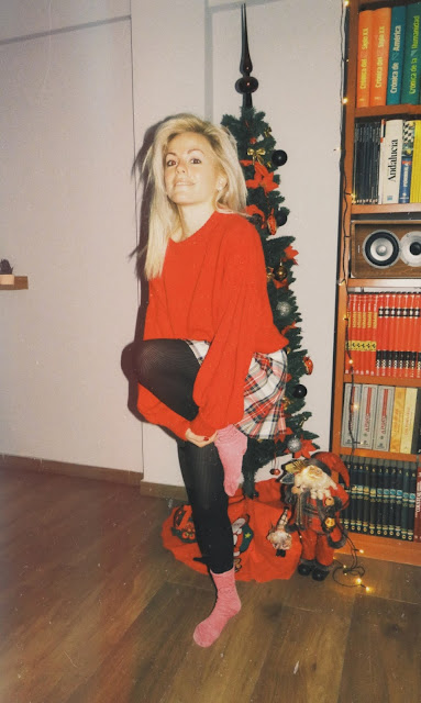 Alejandra Colomera con jersey rojo de manga abullonada, falda tartán blanco y medias negras