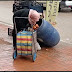 Çöp bidonundaki soğanları toplayan yaşlı kadının yürek burkan görüntüsü!