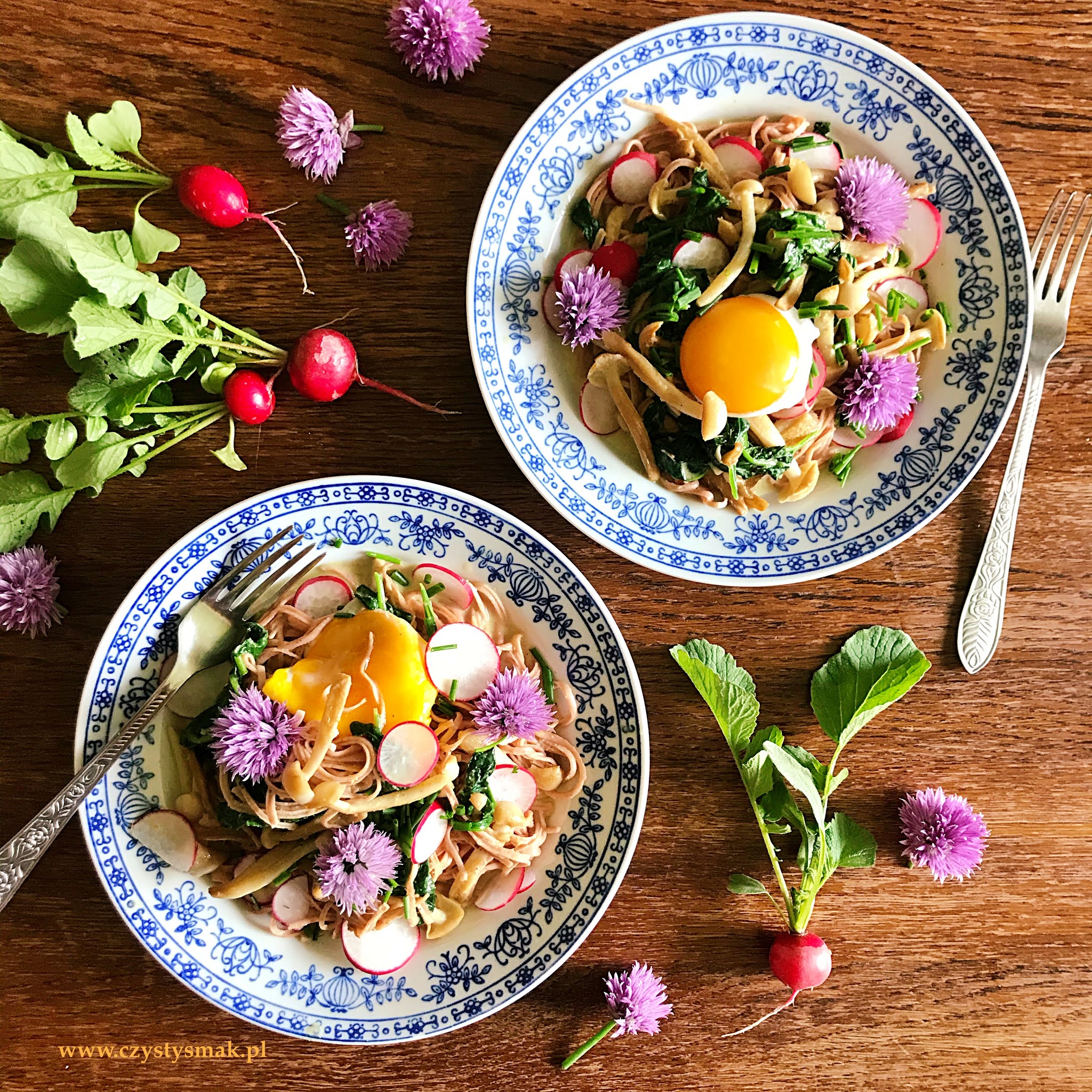 Młody szpinak z makaronem i grzybami shimeji w sosie curry CZYSTY SMAK