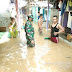 Babinsa Brondong Bantu Warga Evakuasi barang di Lokasi Banjir