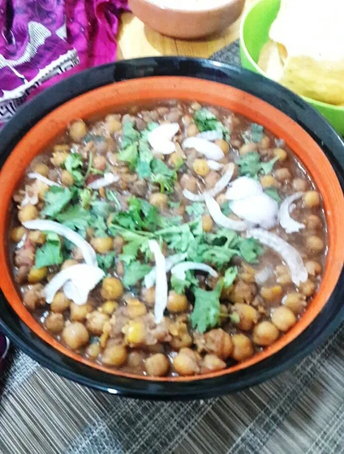 transfer-and-garnish-the-chole