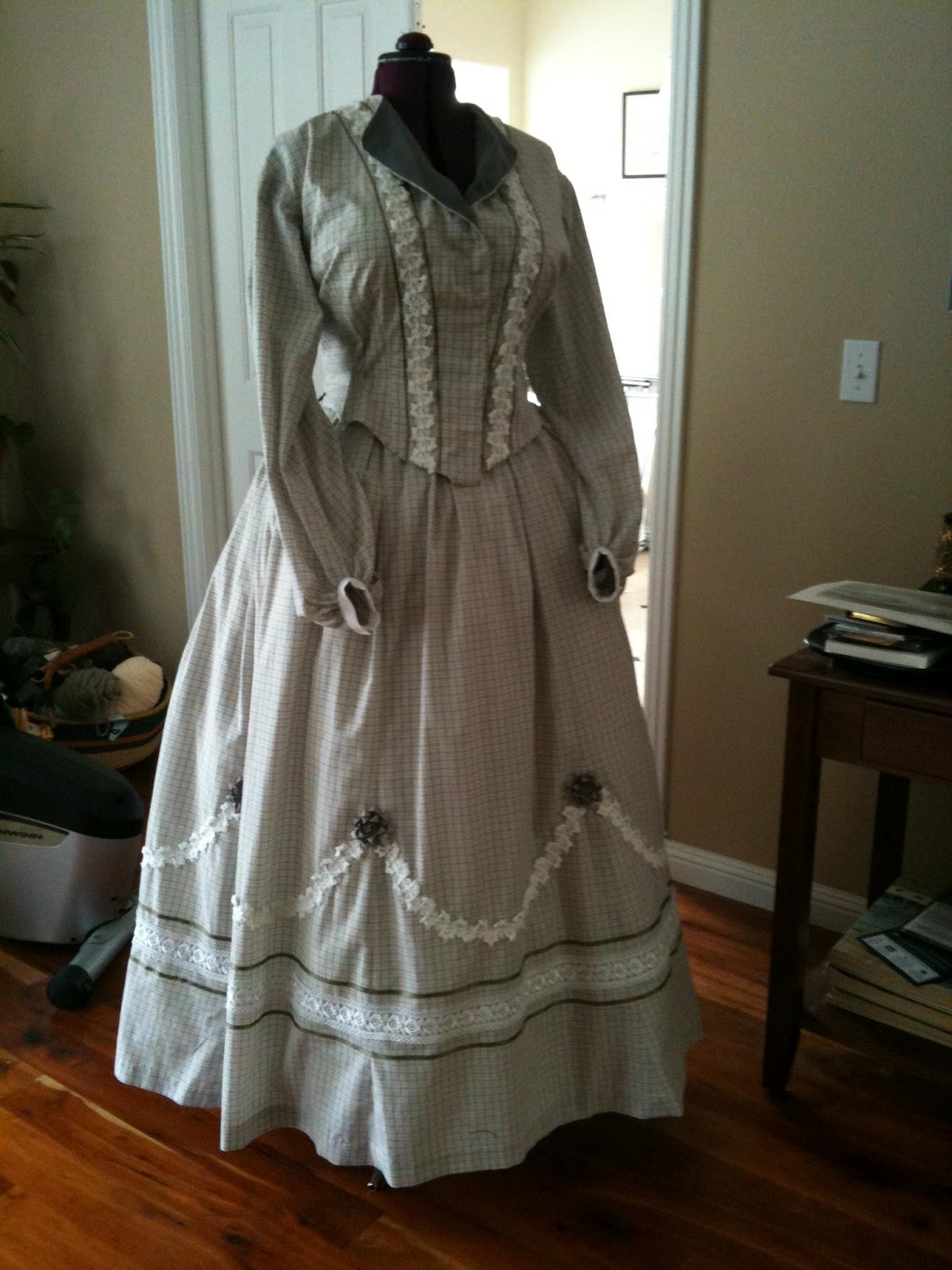 Idle Hands...The Ms-Fits' Workshop: 1850s day dress - L