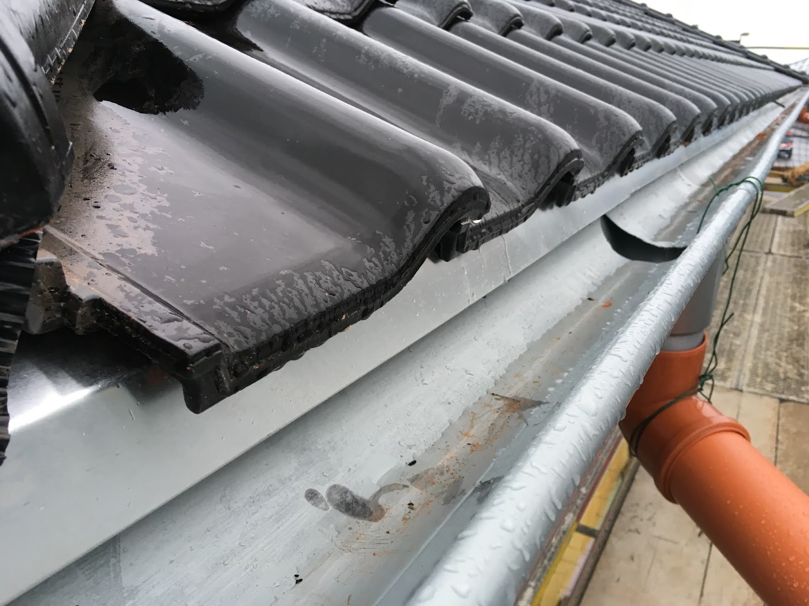 Hausbau Nadine, Max & Alex: Dach-Abdeckung fertig gestellt