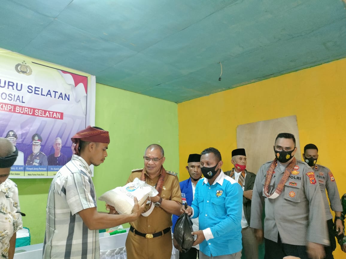 Aksi Nyata, KNPI Bursel Bagi Sembako dan Sosialisasi Hukum 3 IMG 20210921 WA0035