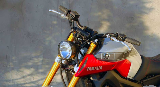 Yamaha MT09 Headlamp custom