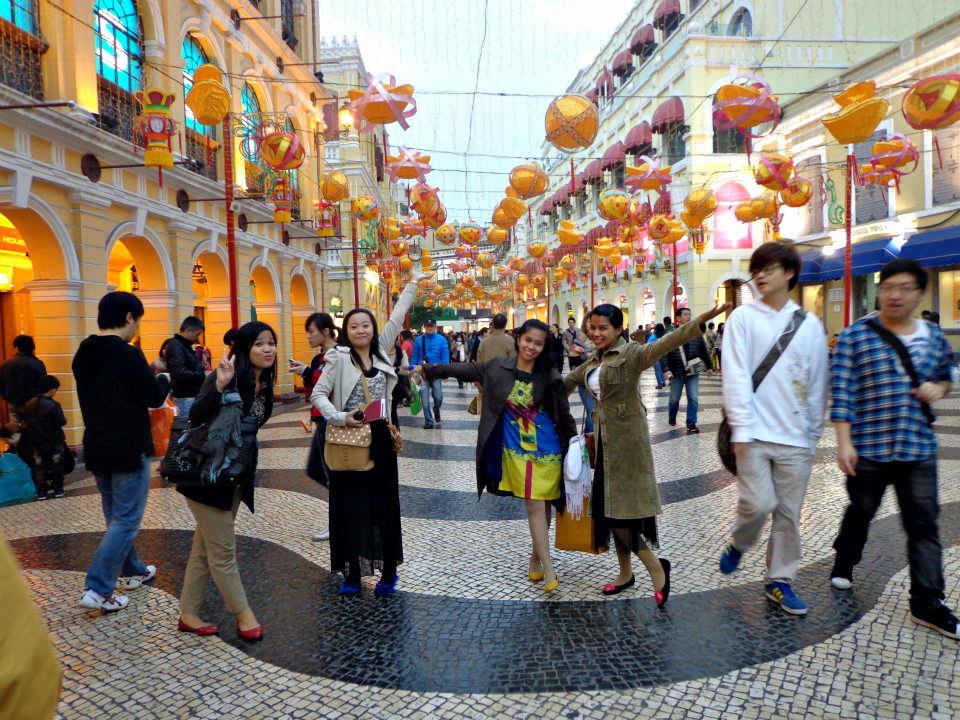 Write a short essay about overseas filipino workers image