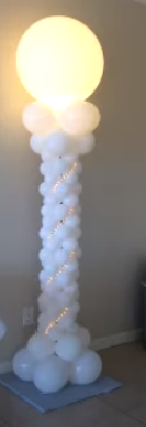Beleuchtete weiße Säule aus Luftballons zur Hochzeitsdekoration.