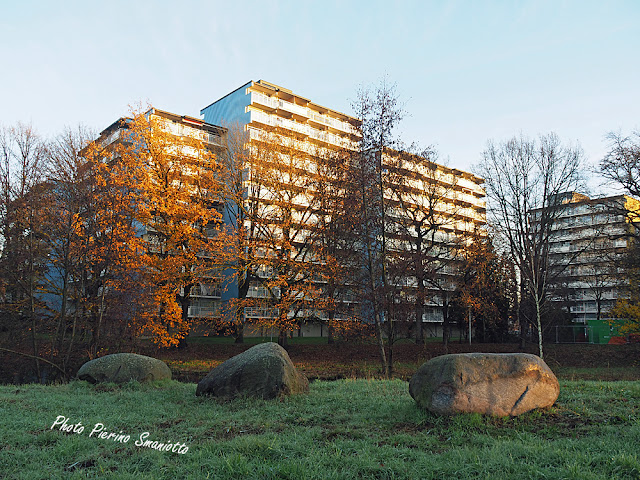 Nijmegen - Zwanenveld, de "blauwe flat in de vroege ochtend.