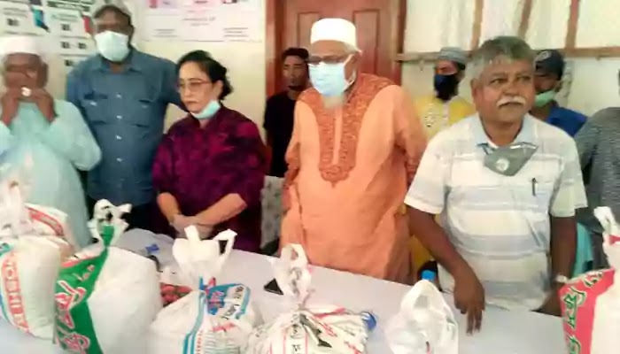 Distribution of relief among Islampur flood victims ইসলামপুর বন্যা দূর্গতদের মাঝে ত্রাণ বিতরণ