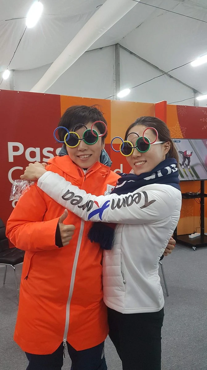 五輪の眼鏡をかけて笑い合う小平奈緒と李相花