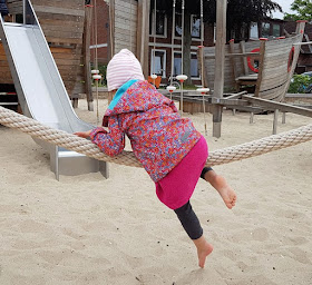 4 außergewöhnliche Spielplätze in der Umgebung von Kiel. Familien mit Kindern aus ganz Schleswig-Holstein genießen den Ausflug zum Spielplatz an der Kieler Förde.
