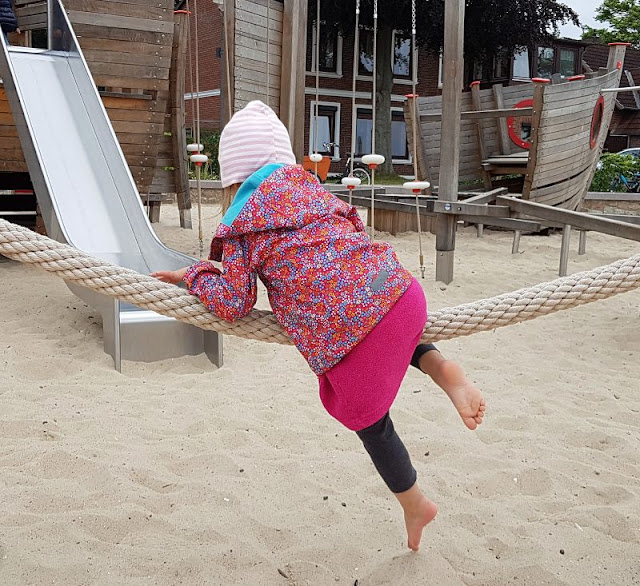 4 außergewöhnliche Spielplätze in der Umgebung von Kiel. Familien mit Kindern aus ganz Schleswig-Holstein genießen den Ausflug zum Spielplatz an der Kieler Förde.