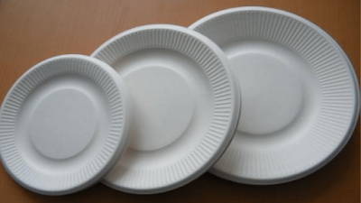 Η ΕΕ θέλει να απαγορεύσει τα πλαστικά πιάτα μιας χρήσης