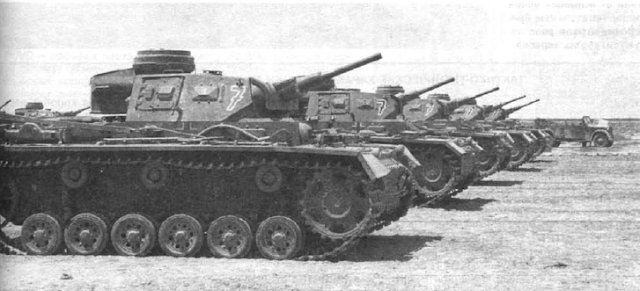 Средние танки Pz. III Ausf.J в Африке. 1942 год Средние танки Pz. III Ausf.J в Африке. 1942 год
