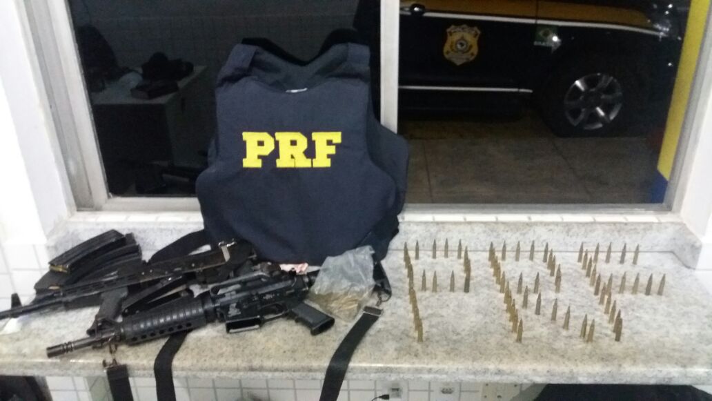PRF apreende fuzis, munições e carro roubado em Jaguarari