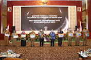 Pjs Gubernur Kepri Menyerahkan Penghargaan WTP Kepada Pjs Walikota Batam Syamsul Bahrum