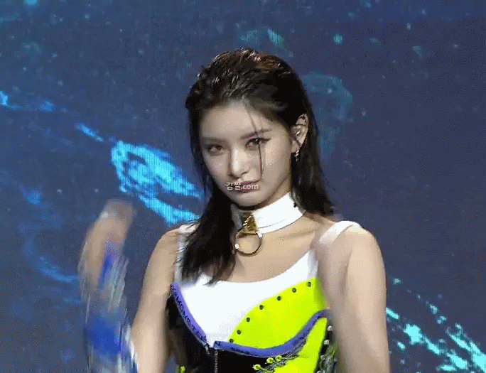 팔 올리는 왕이런 ㄷㄷ
