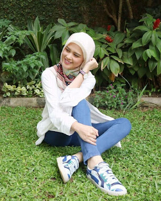 Cut Meyriska Artis cantik HIjab Pakai Celana Jeans Ketat