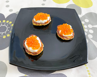 Blinis de tortilla de patata con queso y caviar de salmón