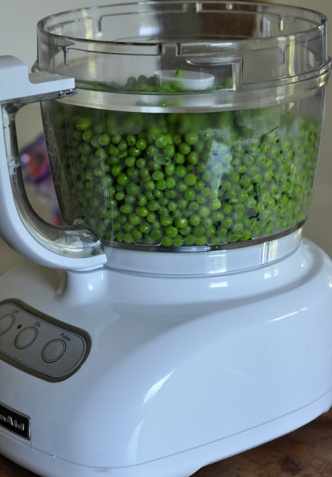 How To Make and Freeze Homemade Baby Food {Pea Purée}