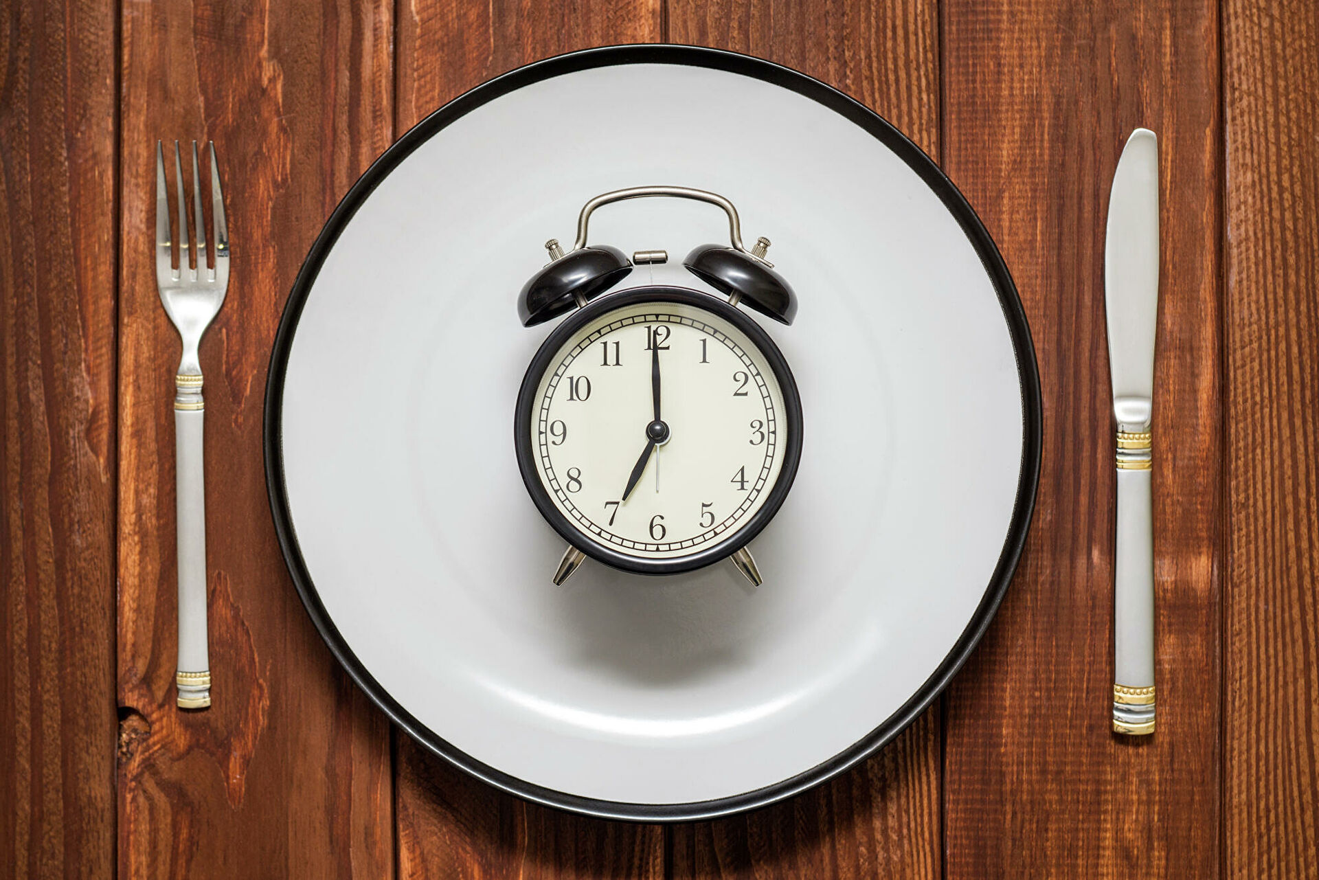 разгрузочный день картинки. часы с едой. часы голодания. интервальное голодание. интервпльноеголодание.
